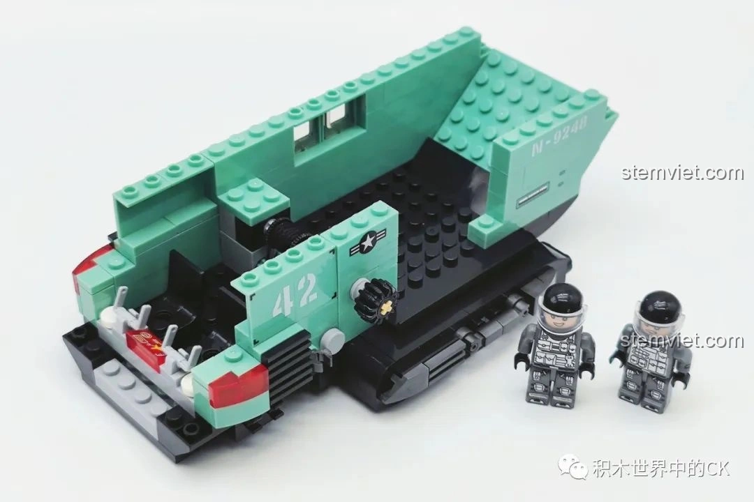 Giai đoạn đầu của quá trình lắp ráp JIESTAR 58008, phần thân trực thăng màu xanh quân sự đang được xây dựng.