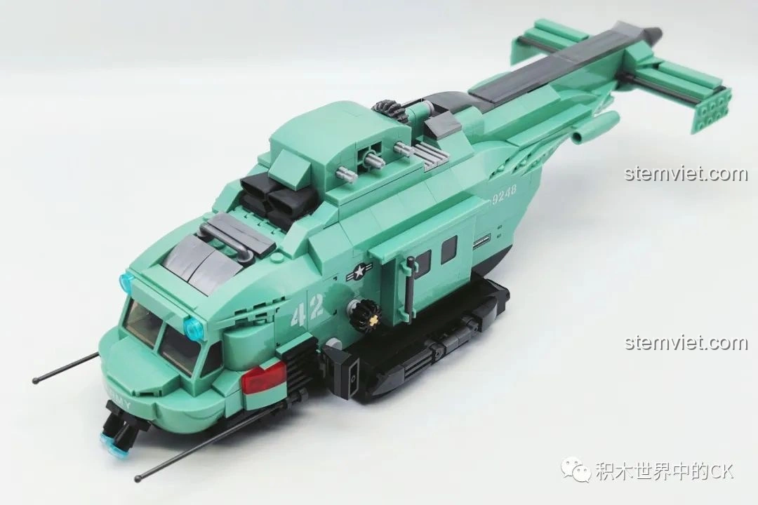 Mô hình trực thăng JIESTAR 58008 đang trong quá trình lắp ráp, phần thân chính đã hoàn thiện với các chi tiết bên ngoài.