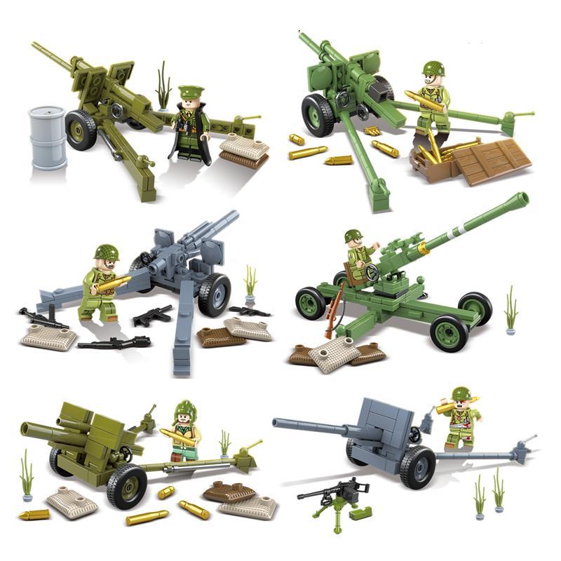 Ảnh chụp tổng thể bộ lắp ráp Pháo binh Mỹ WWII Quan Guan 100079, gồm 6 mẫu pháo và 6 minifigure lính Mỹ, phù hợp cho bé trai 6 tuổi.