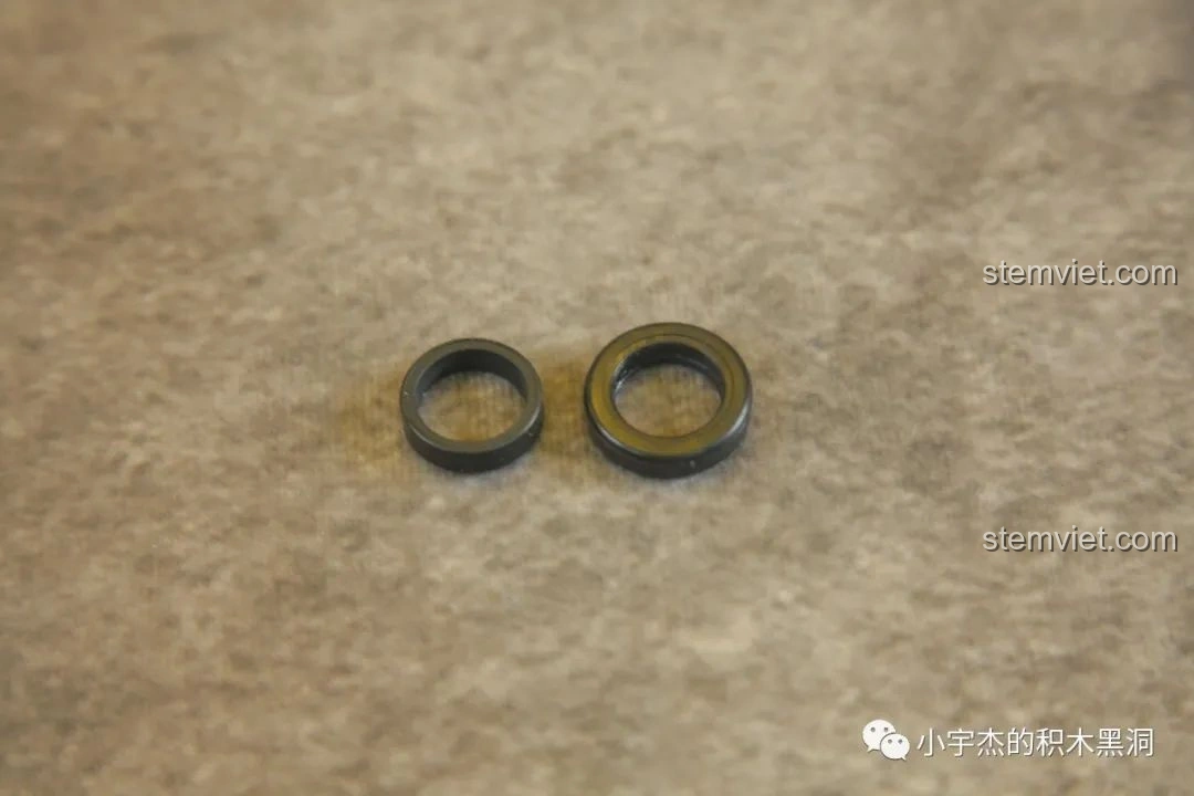 Hai loại bánh xe khác nhau của bộ QUANGUAN 100121 Xe Tải Nissan 180, cần phân biệt khi lắp ráp. Đánh giá QUANGUAN 100121 Xe Tải Quân Sự.