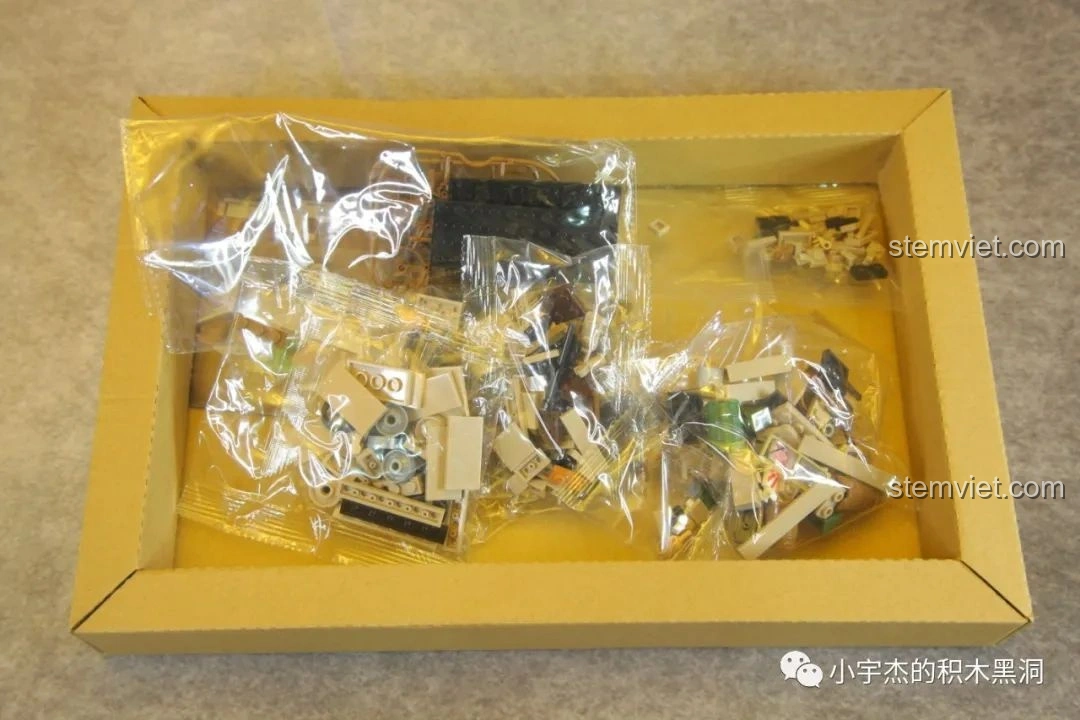 Các túi chi tiết được sắp xếp gọn gàng bên trong hộp bộ lắp ghép QUANGUAN 100121 Xe Tải Nissan 180. Đánh giá QUANGUAN 100121 Xe Tải Quân Sự.