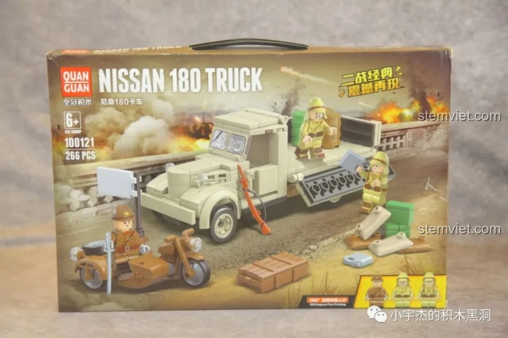 Hộp trước của bộ lắp ghép QUANGUAN 100121 Xe Tải Nissan 180, hiển thị mô hình xe tải, lính và phụ kiện. Đánh giá QUANGUAN 100121 Xe Tải Quân Sự.