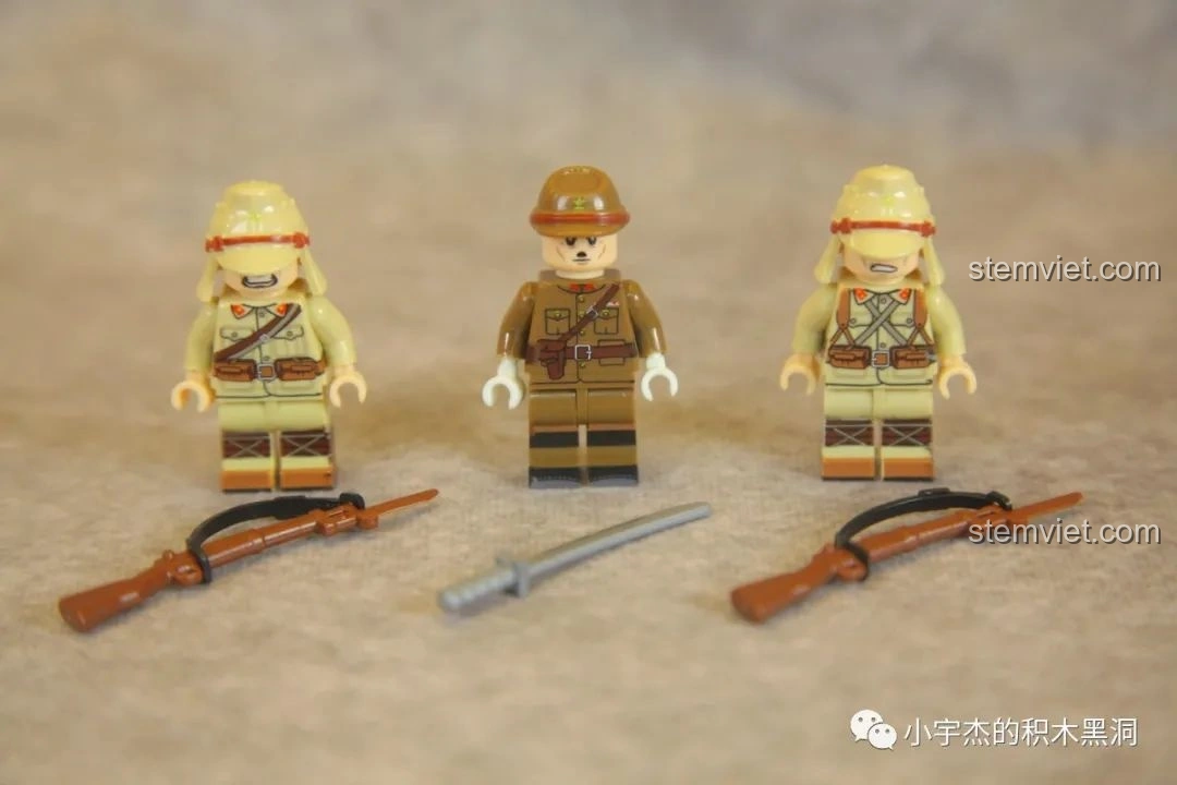 Ba nhân vật minifigure lính Nhật cùng vũ khí đi kèm trong bộ QUANGUAN 100121 Xe Tải Nissan 180. Đánh giá QUANGUAN 100121 Xe Tải Quân Sự.