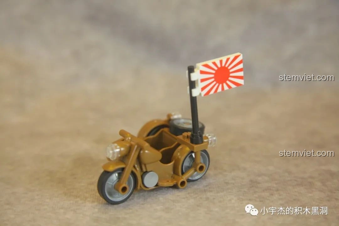 Chiếc mô tô sidecar với lá cờ in hình mặt trời mọc trong bộ QUANGUAN 100121 Xe Tải Nissan 180. Đánh giá QUANGUAN 100121 Xe Tải Quân Sự.