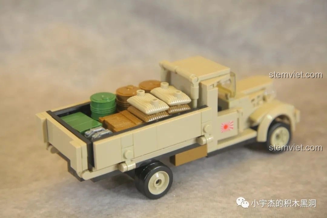 Mô hình xe tải Nissan 180 của bộ QUANGUAN 100121 với thùng xe đóng và đầy đủ phụ kiện hàng hóa bên trong. Đánh giá QUANGUAN 100121 Xe Tải Quân Sự.