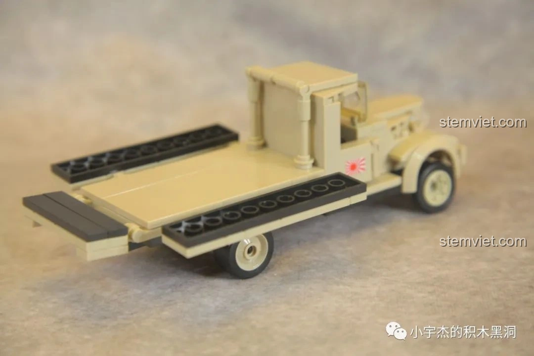 Mô hình xe tải Nissan 180 của bộ QUANGUAN 100121 với ba tấm chắn thùng xe mở ra hoàn toàn. Đánh giá QUANGUAN 100121 Xe Tải Quân Sự.