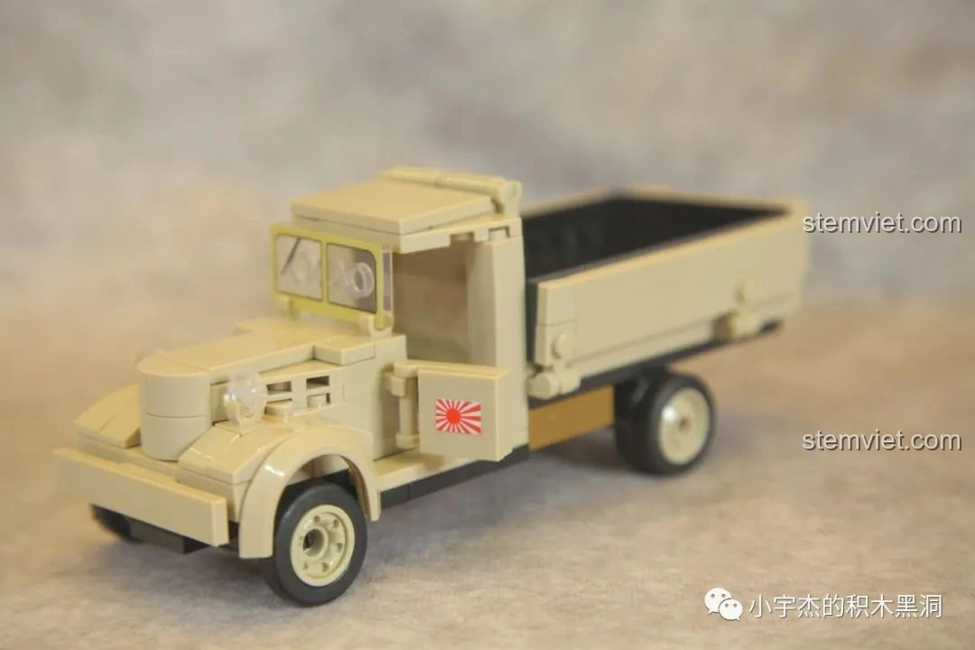 Mô hình xe tải Nissan 180 của bộ QUANGUAN 100121 với cửa xe mở, hiển thị chi tiết bên trong. Đánh giá QUANGUAN 100121 Xe Tải Quân Sự.