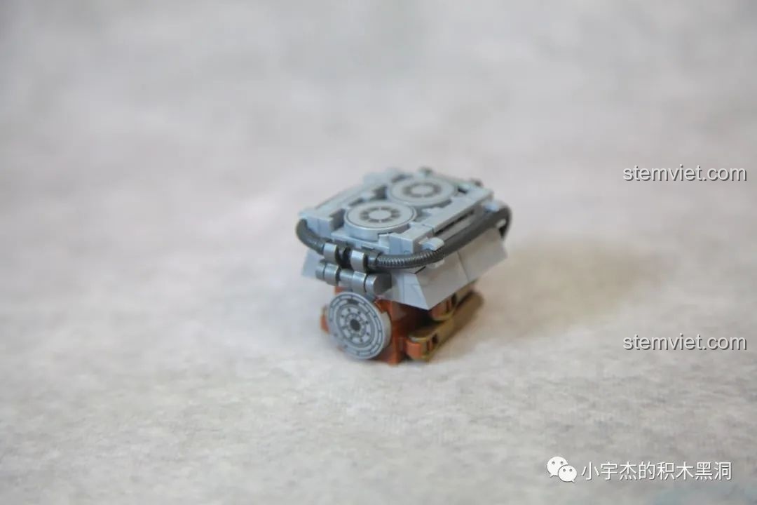 Mô hình động cơ nhìn từ góc nghiêng của xe tăng Panther QUANGUAN 100246.