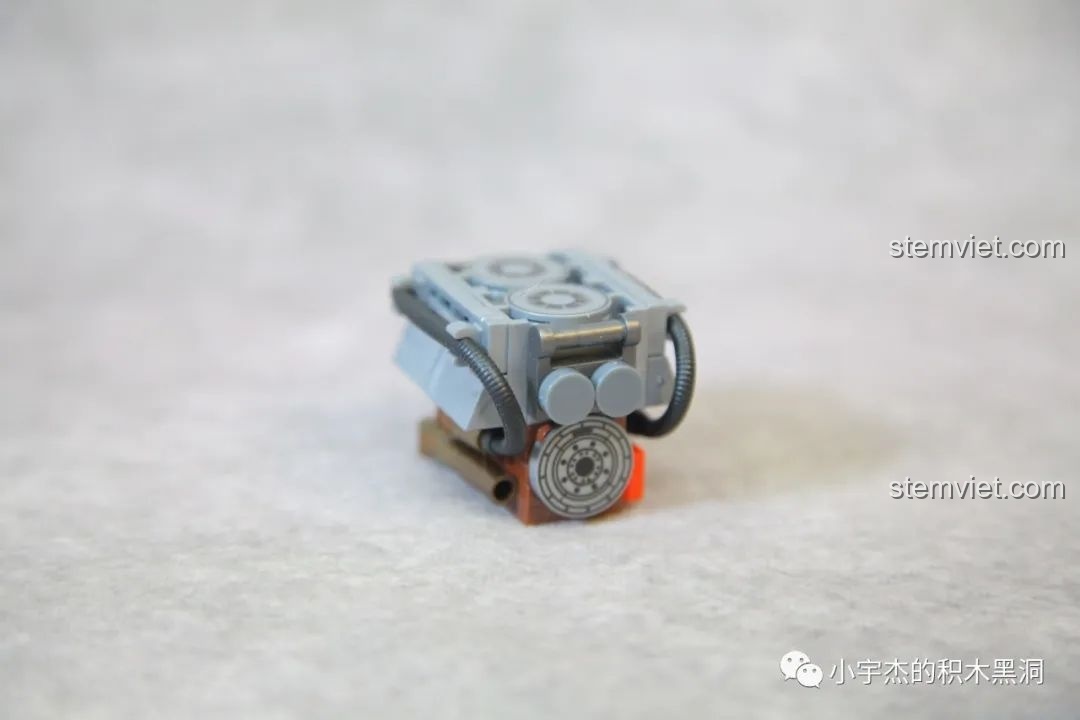 Mô hình động cơ được lắp ráp từ các mảnh ghép nhỏ trong bộ QUANGUAN 100246 Xe Tăng Panther Đức Thế Chiến II.