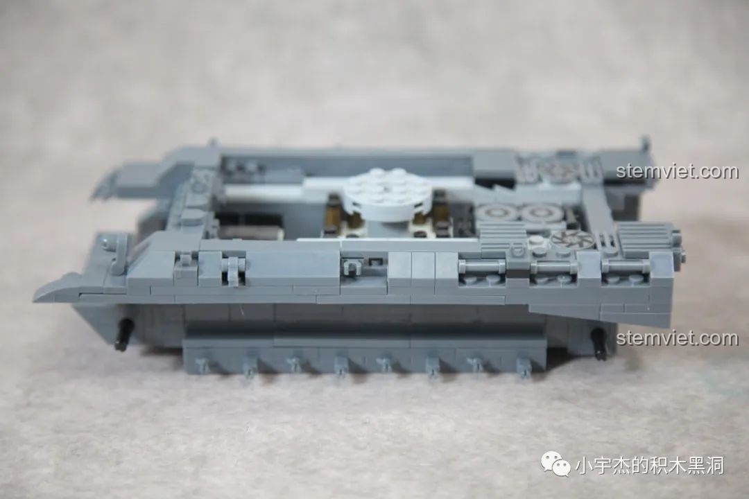 Khung gầm xe tăng Panther QUANGUAN 100246 với giáp sườn đã được gắn.