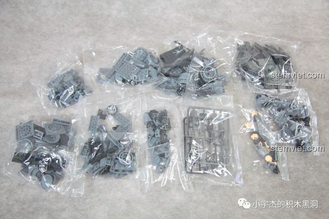 Khung gầm xe tăng Panther QUANGUAN 100246 đã hoàn thiện phần bánh xích và giáp.