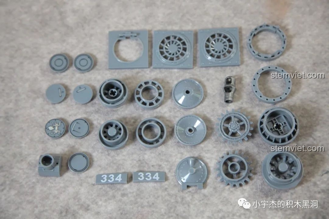 Khung gầm xe tăng Panther QUANGUAN 100246 đã hoàn thiện với ăng-ten và các chi tiết nhỏ.