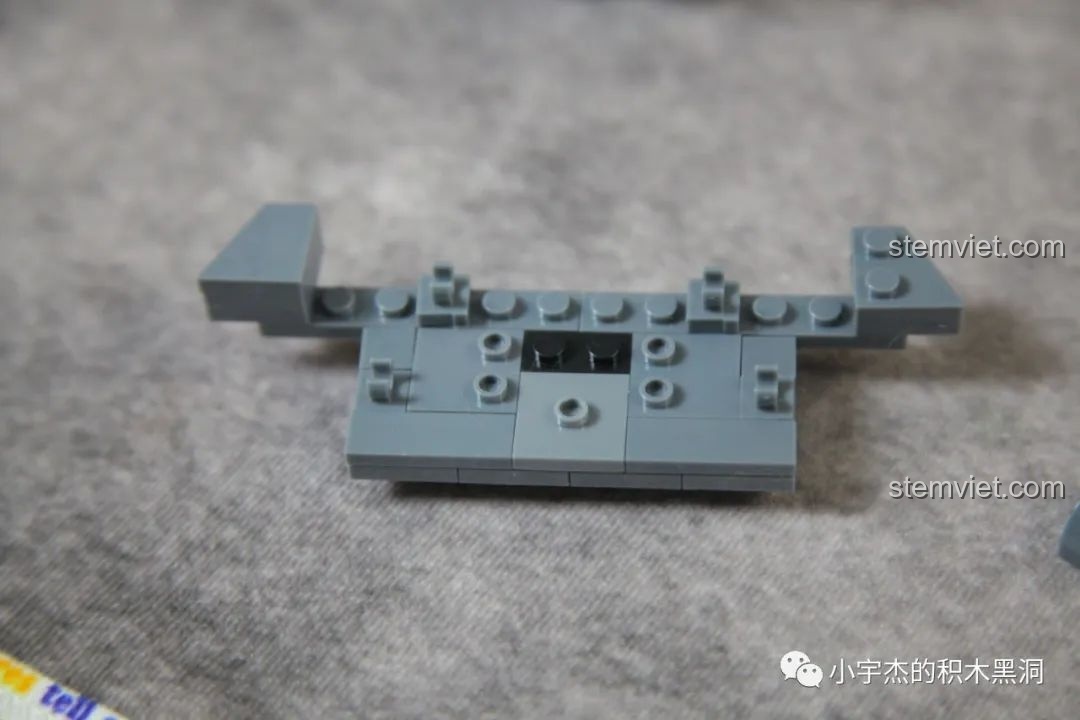 Khung gầm xe tăng Panther QUANGUAN 100246 nhìn từ góc thấp.