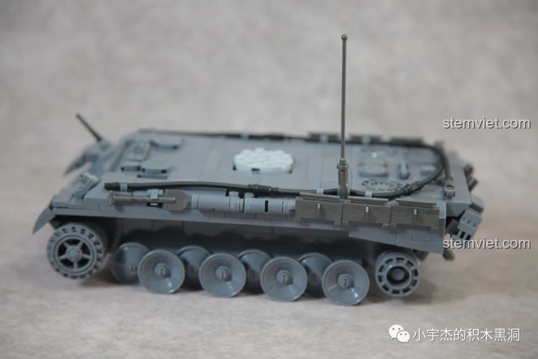 Khung gầm xe tăng Panther QUANGUAN 100246 nhìn từ phía trước.