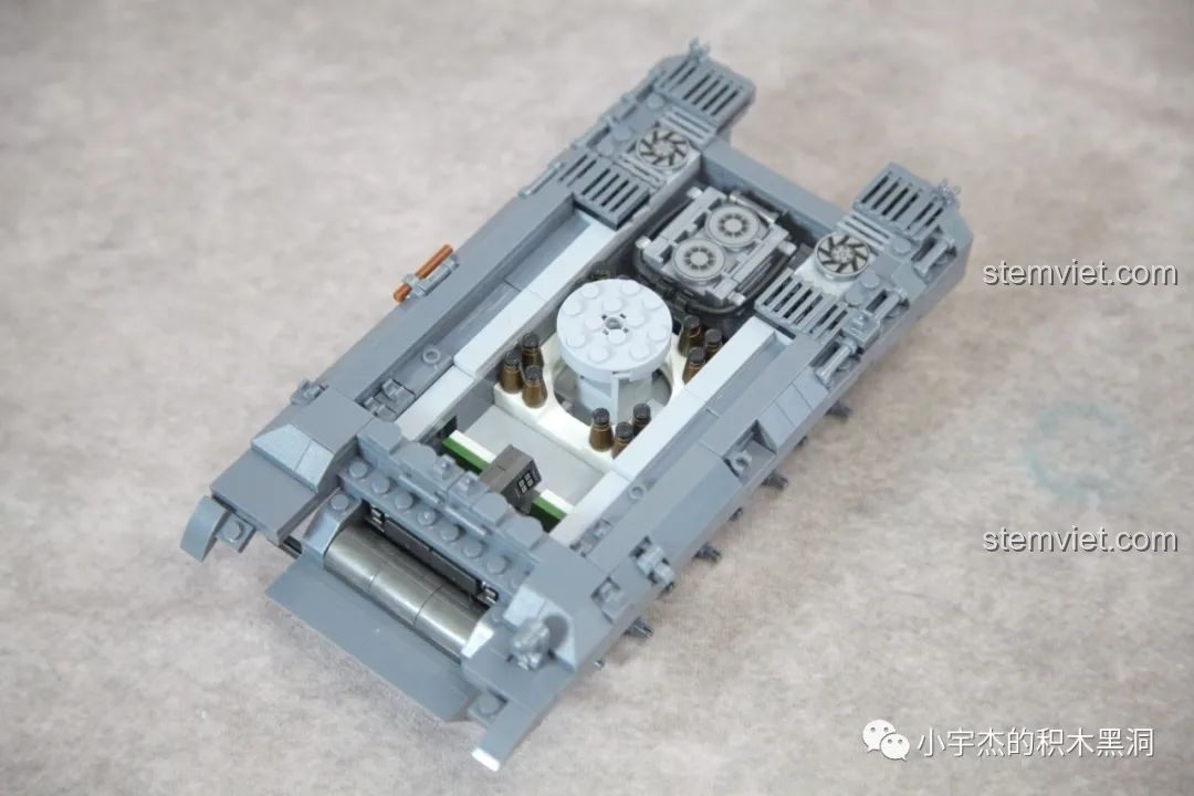 Khung gầm xe tăng Panther QUANGUAN 100246 nhìn từ trên xuống, hiển thị các chi tiết nội thất.