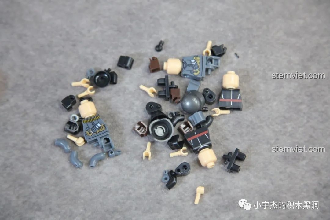 Khớp cử động của các minifigures lính trong bộ QUANGUAN 100246 Xe Tăng Panther Đức Thế Chiến II.