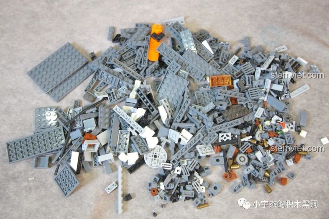 Các mảnh ghép lớn của bộ QUANGUAN 100246 Xe Tăng Panther Đức Thế Chiến II được đổ ra.