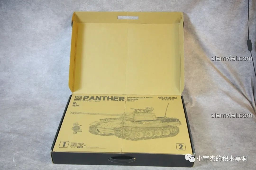 Hộp đồ chơi lắp ráp QUANGUAN 100246 Xe Tăng Panther Đức Thế Chiến II được mở ra, lộ ra các hộp nhỏ bên trong.