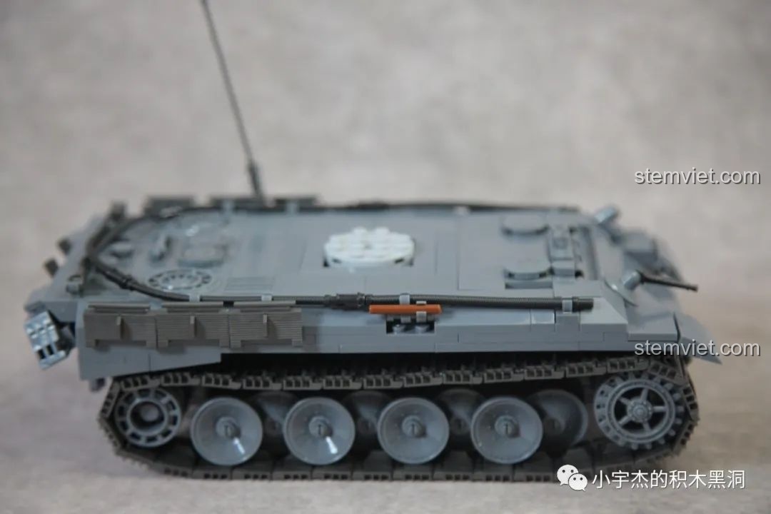 Thân xe tăng và tháp pháo rời của mô hình QUANGUAN 100246 Xe Tăng Panther Đức Thế Chiến II.