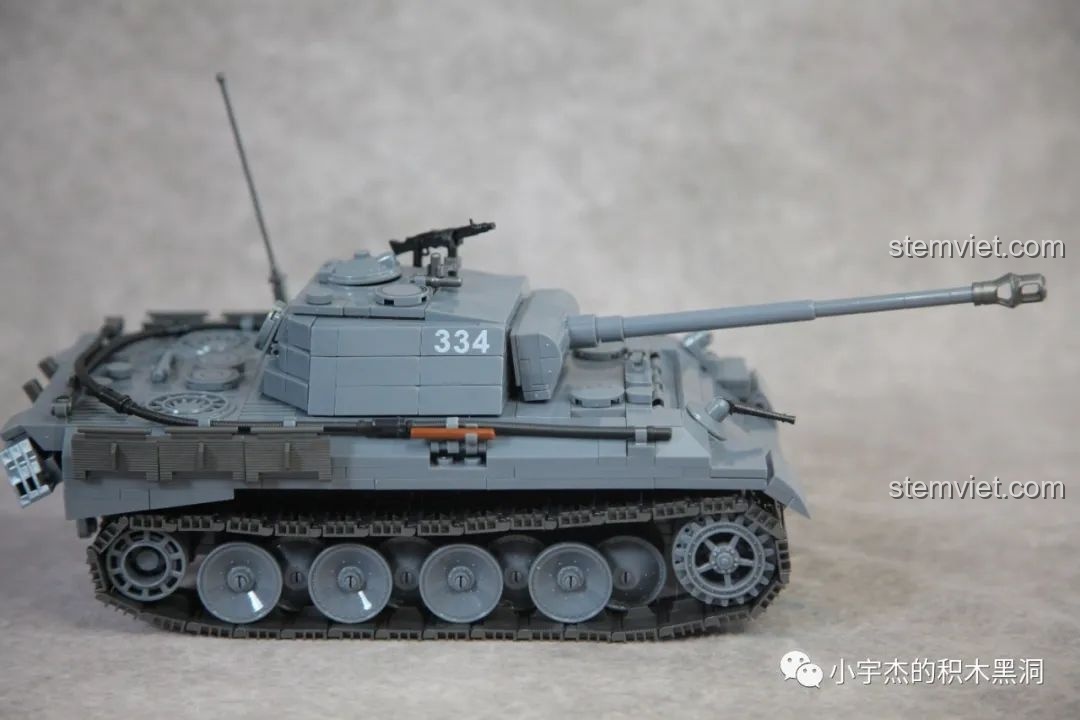 Mô hình xe tăng Panther QUANGUAN 100246 đã hoàn thiện, nhìn từ bên cạnh trong tư thế trưng bày.