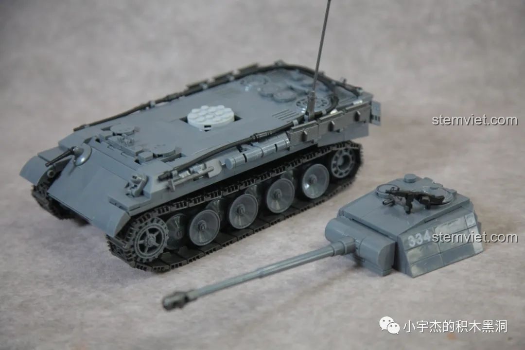 Mô hình xe tăng Panther QUANGUAN 100246 đã hoàn thiện, nhìn từ bên cạnh.