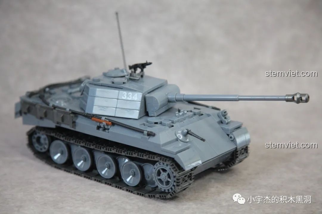 Mô hình xe tăng Panther QUANGUAN 100246 đã hoàn thiện, nhìn từ góc sau bên trái.