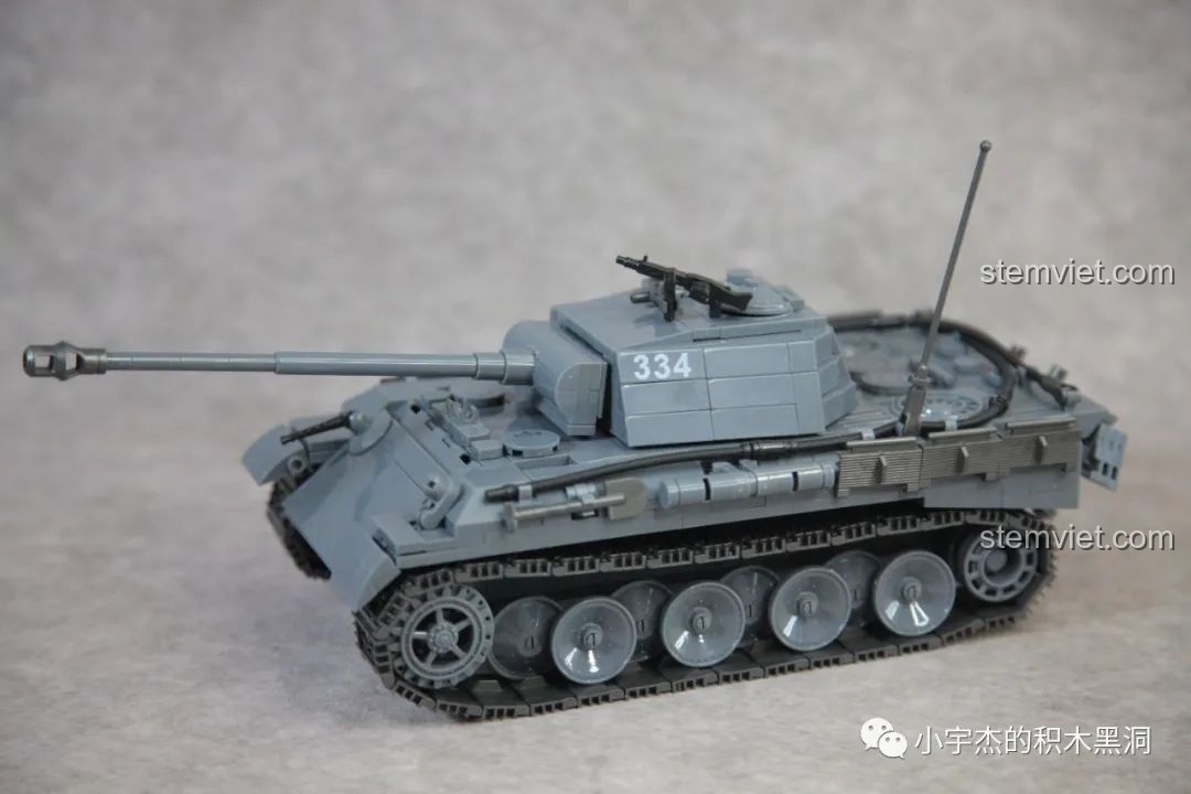 Mô hình xe tăng Panther QUANGUAN 100246 đã hoàn thiện, nhìn từ góc sau bên phải.