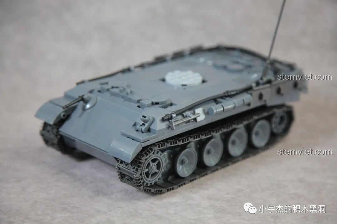 Mô hình xe tăng Panther QUANGUAN 100246 đã hoàn thiện, nhìn từ góc trước bên phải.