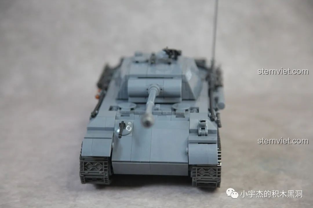 Mô hình xe tăng Panther QUANGUAN 100246 đã hoàn thiện, nhìn từ phía sau.