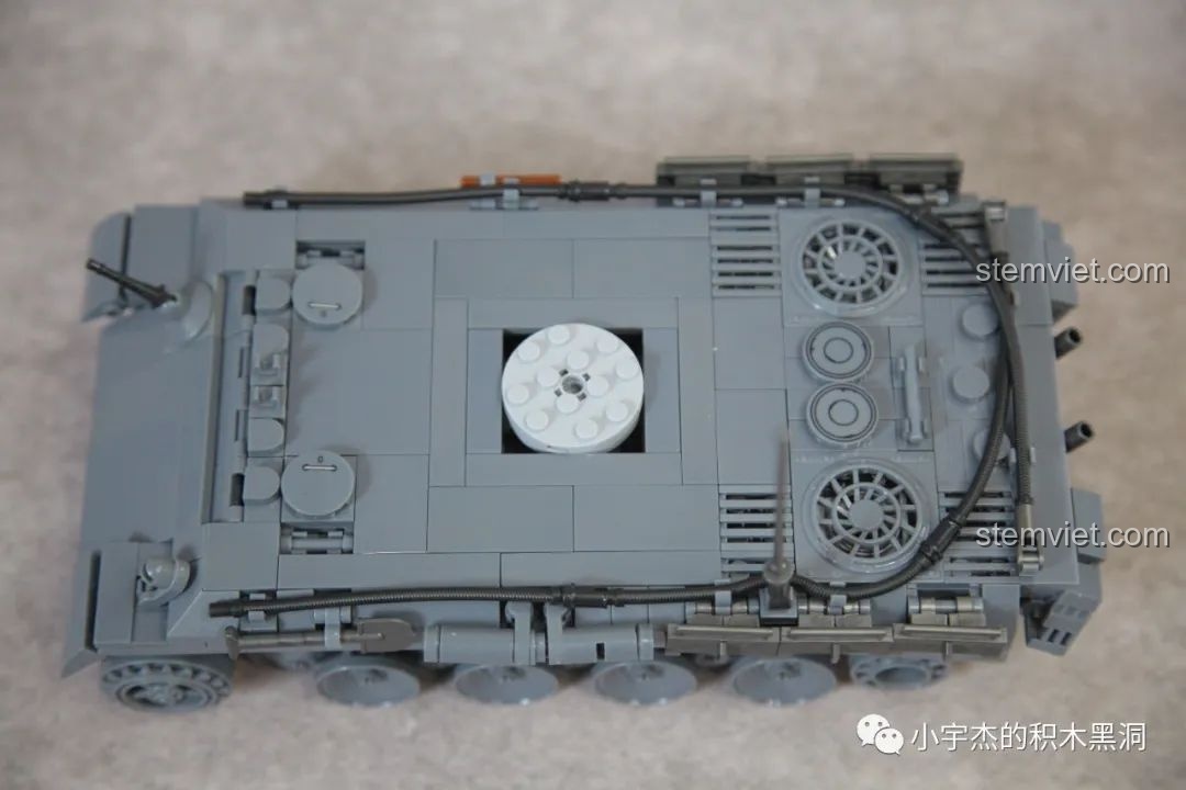 Tháp pháo của xe tăng Panther QUANGUAN 100246 với nòng pháo dài.