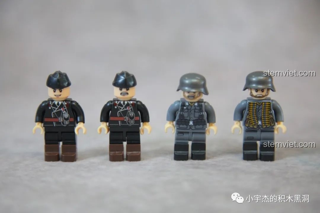 Toàn bộ bộ đồ chơi lắp ráp QUANGUAN 100246 Xe Tăng Panther Đức Thế Chiến II đã hoàn thiện cùng 4 minifigures.