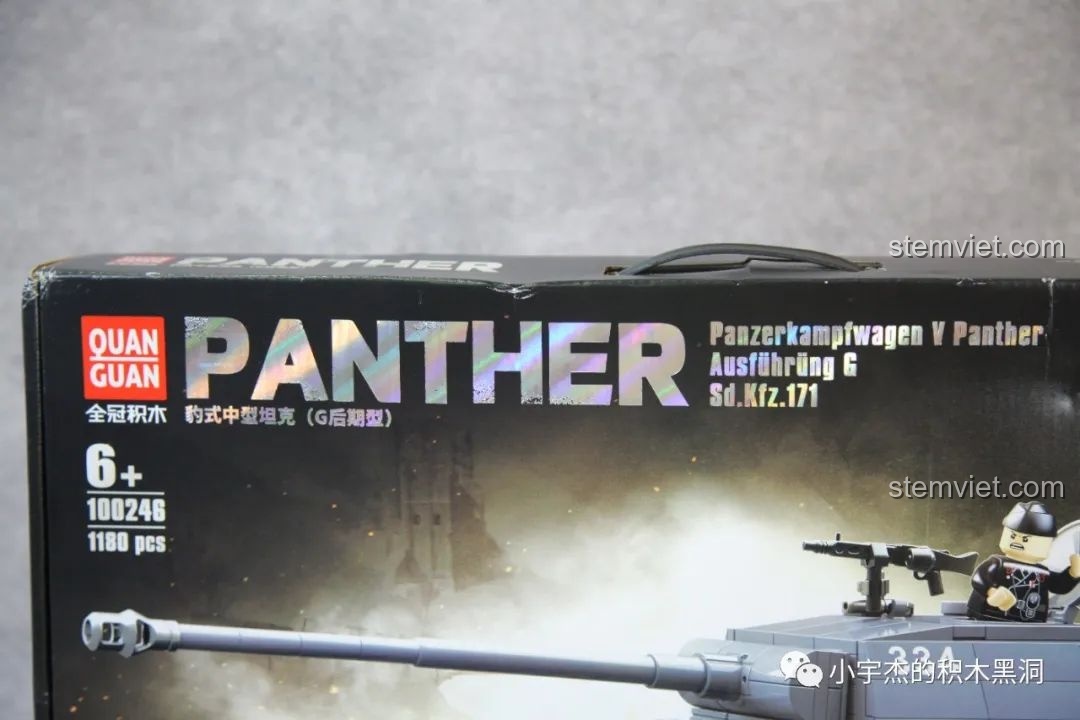 Chi tiết logo Panther trên hộp đồ chơi lắp ráp QUANGUAN 100246 Xe Tăng Panther Đức Thế Chiến II với hiệu ứng ánh sáng.