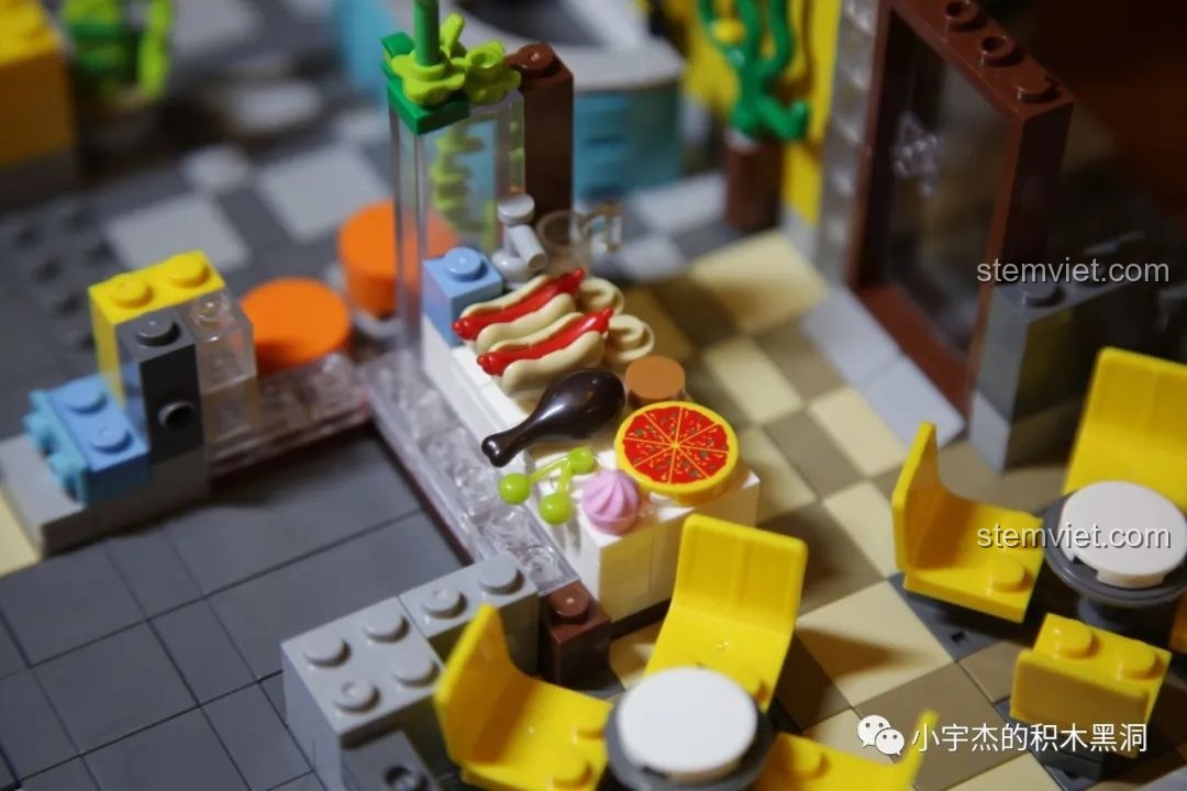 Quầy buffet tự chọn trong nhà hàng với các chi tiết đồ ăn in như pizza, hotdog, trái cây.