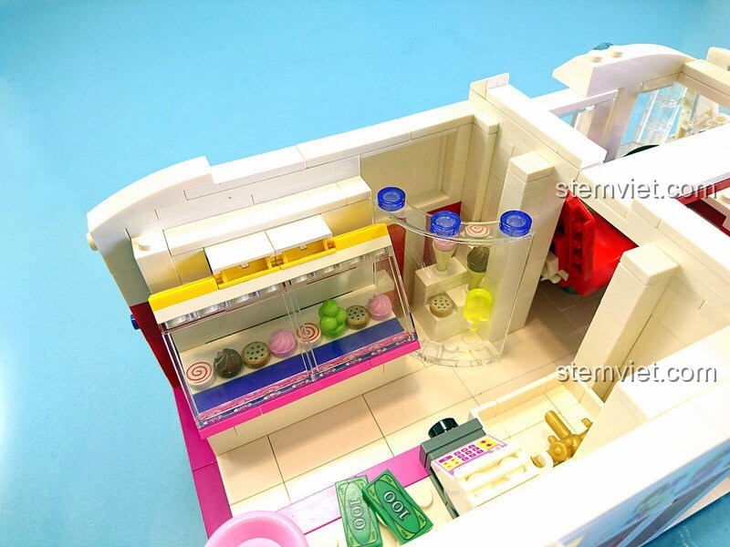 Cận cảnh quầy trưng bày bánh kẹo và kem trong bộ đồ chơi mô hình Xe Tải Bán Kem cho bé trên 8 tuổi.