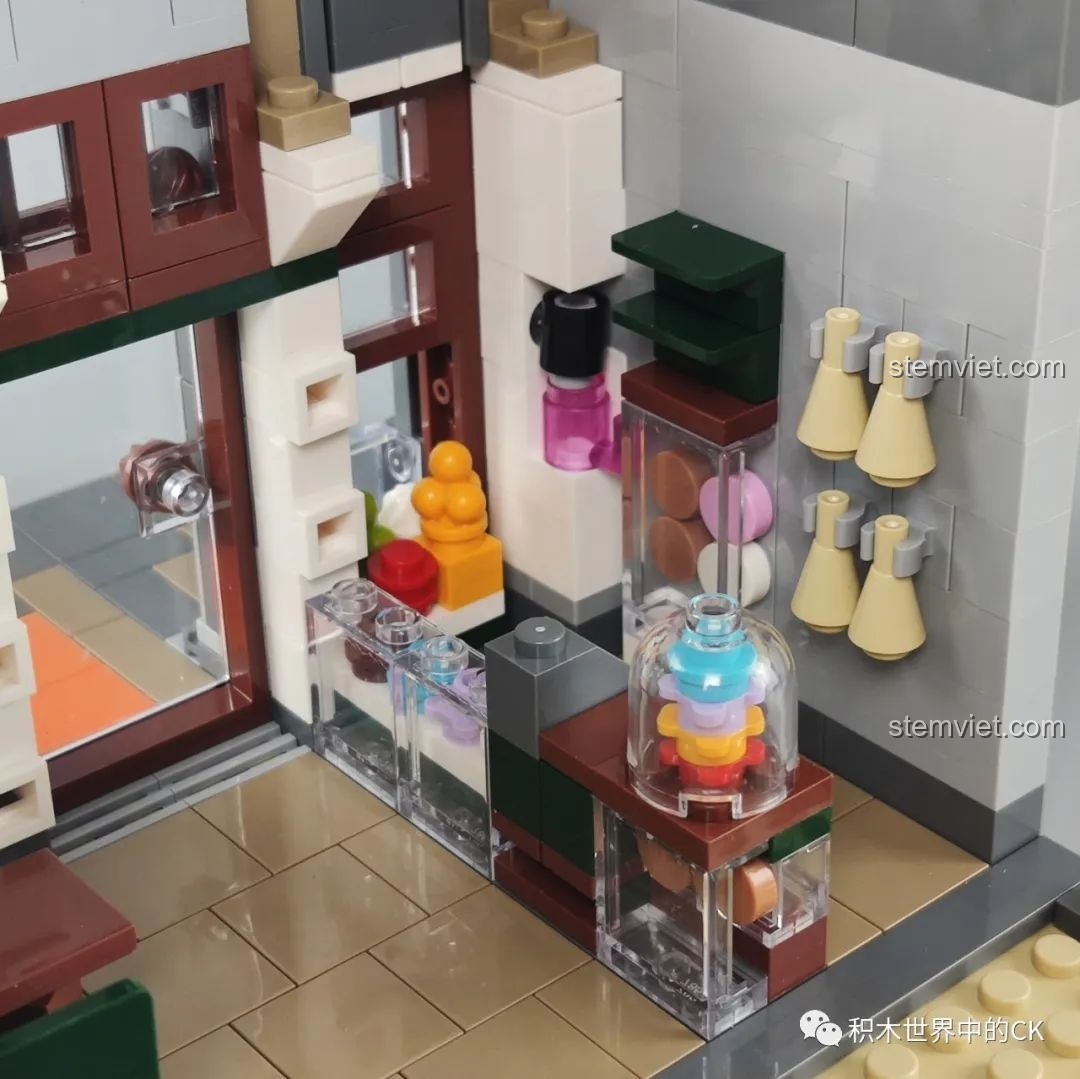 Cận cảnh quầy trưng bày kem của bộ Leier 10003, với nhiều loại kem và topping được làm từ các mảnh ghép nhỏ.