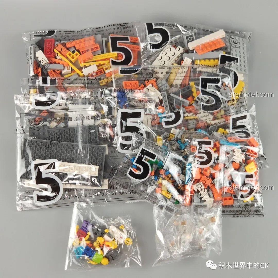 Các túi mảnh ghép số 5 và túi chứa minifigures của bộ đồ chơi xây dựng 10002.