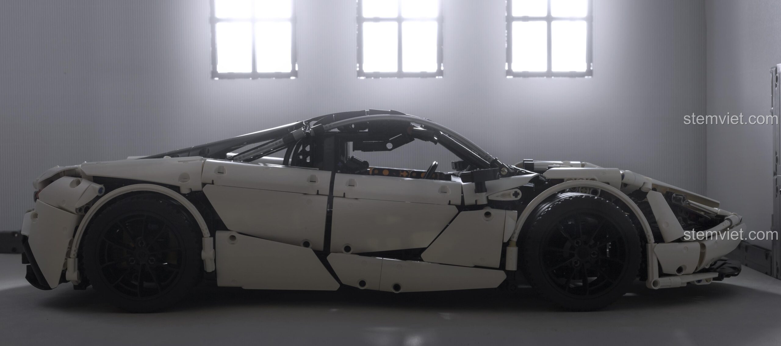 Đồ chơi mô hình McLaren 720S 46762, siêu xe trắng tinh tế, chất liệu nhựa ABS an toàn, lựa chọn tiết kiệm cho bé trai 8 tuổi.