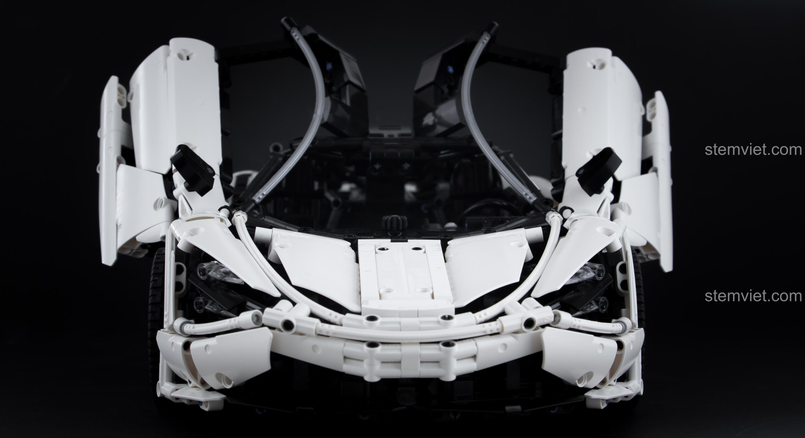 Siêu xe McLaren 720S MOC46762, mô hình lắp ráp có cửa mở độc đáo, trải nghiệm kỹ thuật vượt trội cho bé trai 8 tuổi.