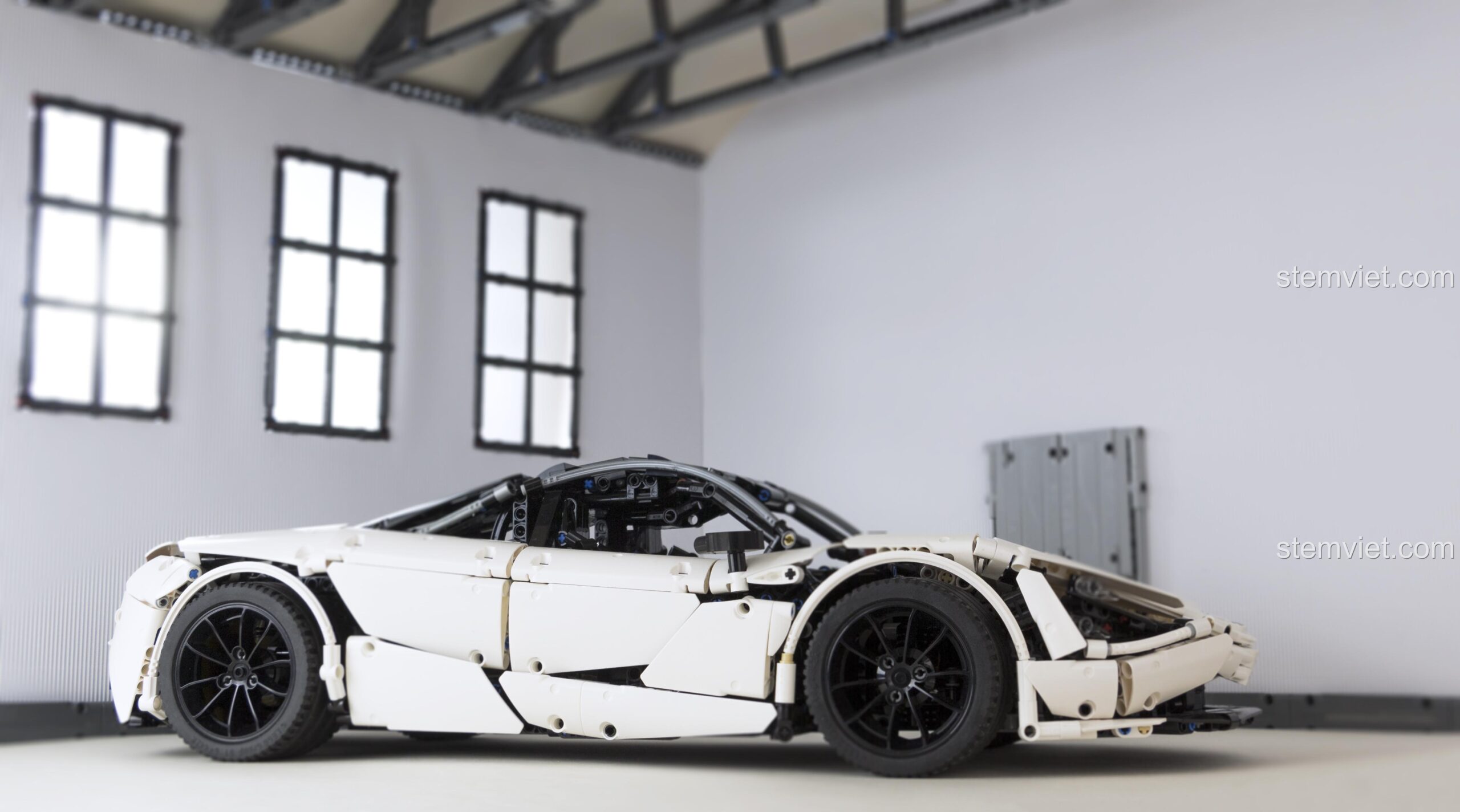 Đồ chơi xây dựng MOC-46762 McLaren 720S, mô hình xe thể thao trắng đen, chất lượng cao, giúp bé trai 8 tuổi phát triển tư duy.