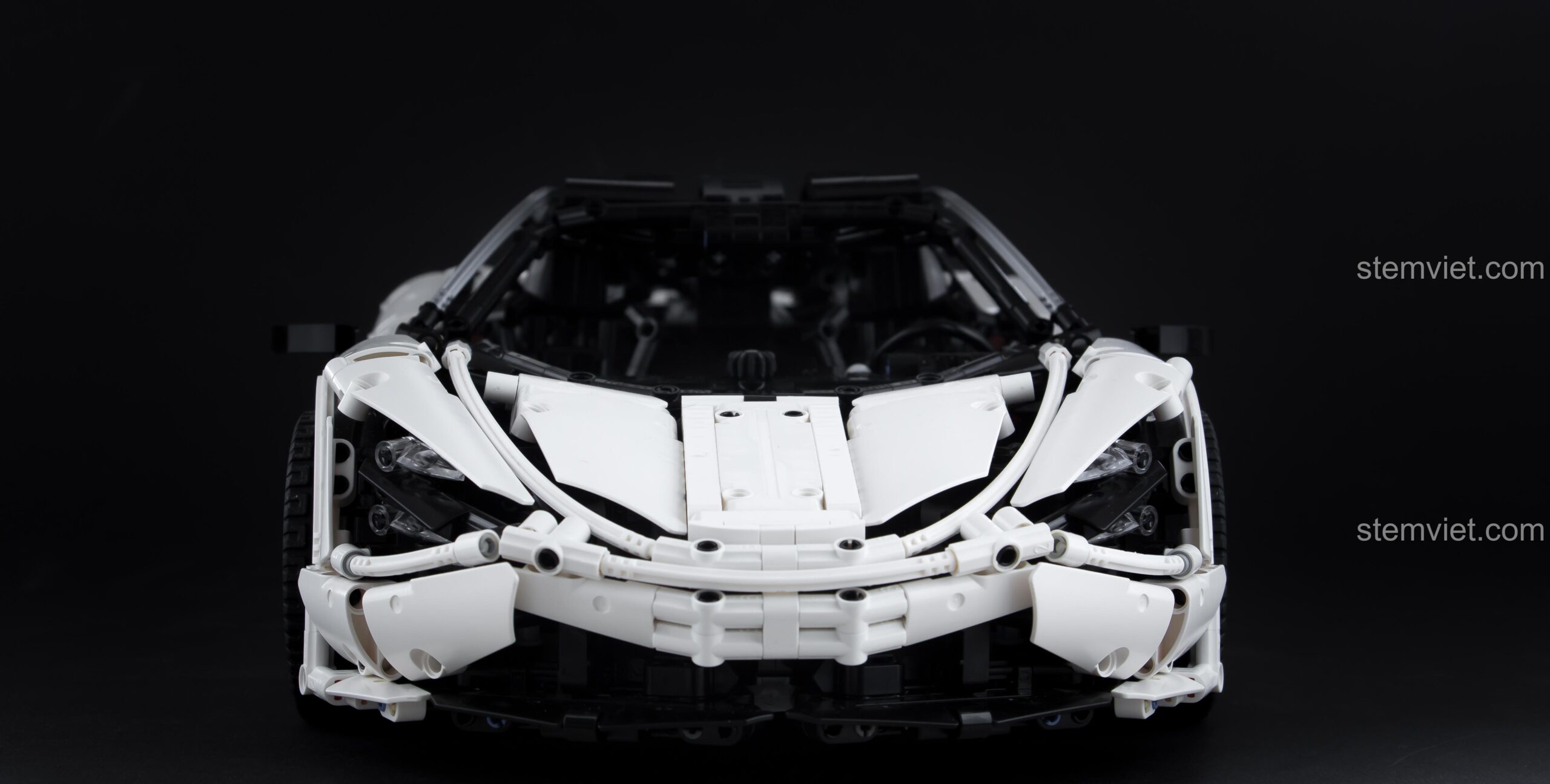 McLaren 720S Rebrickable MOC-46762, mô hình siêu xe tỉ lệ 1:8, chi tiết sắc nét, món quà đáng tiền cho bé trai.
