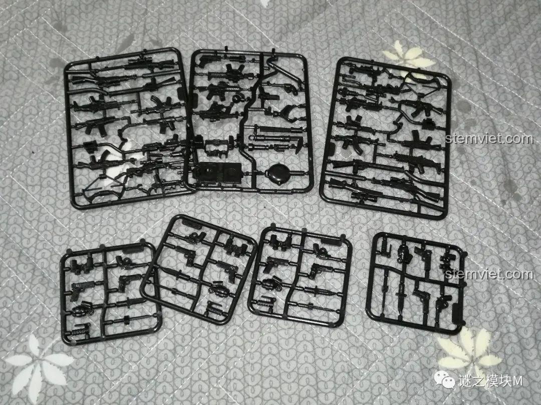 Các miếng kẹo đường Dalgona in hình, phụ kiện trong đồ chơi mô hình Thử thách tách kẹo Dalgona.