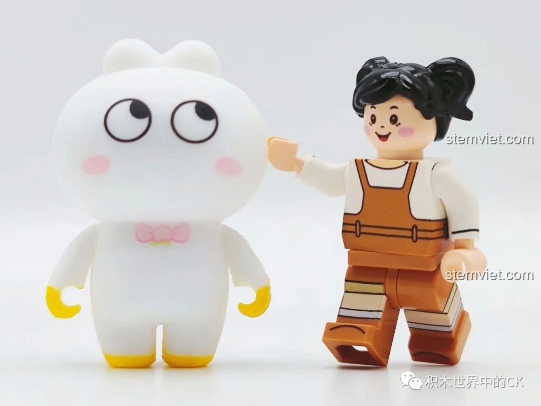 Hai nhân vật Mãn Mãn và KIKI đứng cạnh nhau, sẵn sàng cho những cuộc phiêu lưu trong bộ đồ chơi Wekki 506050.