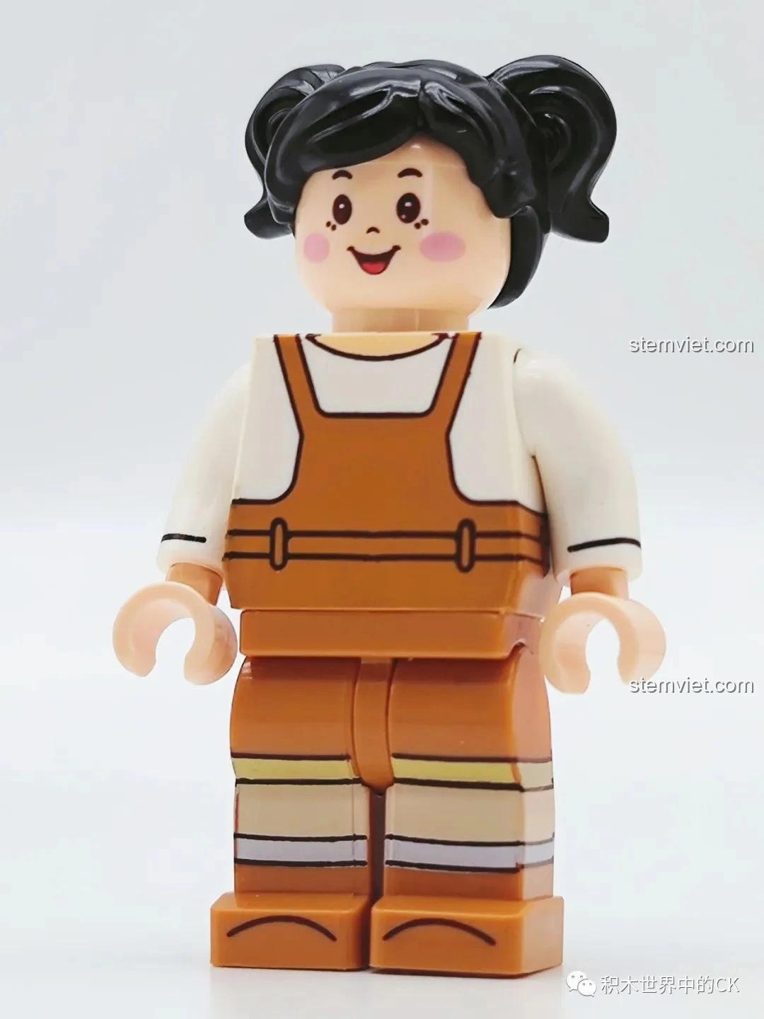 Cận cảnh minifigure Mãn Mãn từ bộ đồ chơi Wekki 506050 Cửa hàng trà sữa So Vitality, với nụ cười tươi tắn.