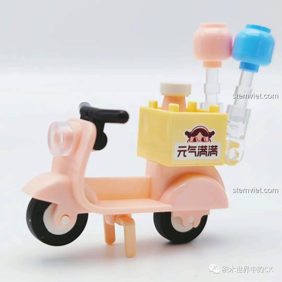 Xe máy giao hàng màu hồng pastel với hai ly trà sữa nhỏ, chi tiết của bộ đồ chơi Wekki 506050.