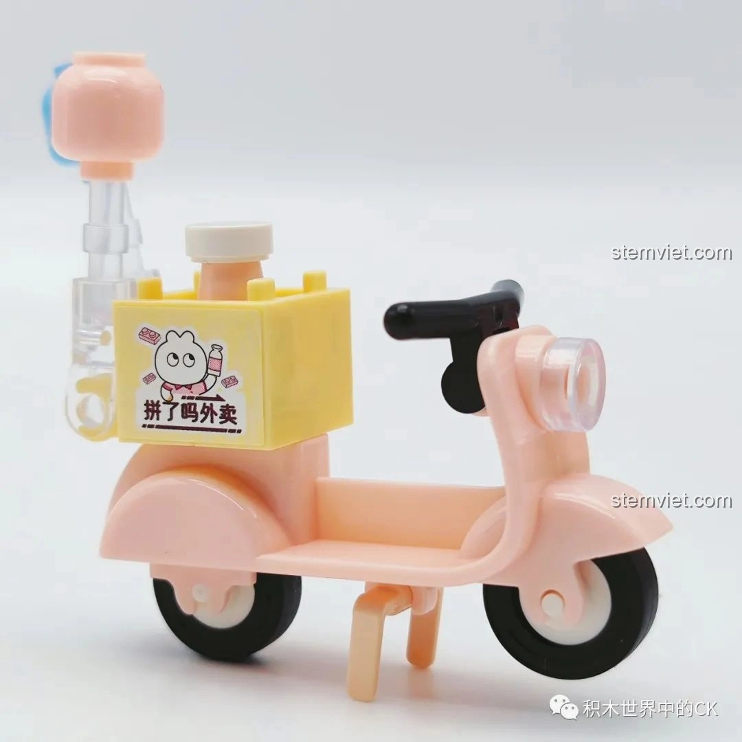 Xe máy giao hàng màu hồng pastel với hộp đựng đồ, phụ kiện của bộ đồ chơi Wekki 506050.