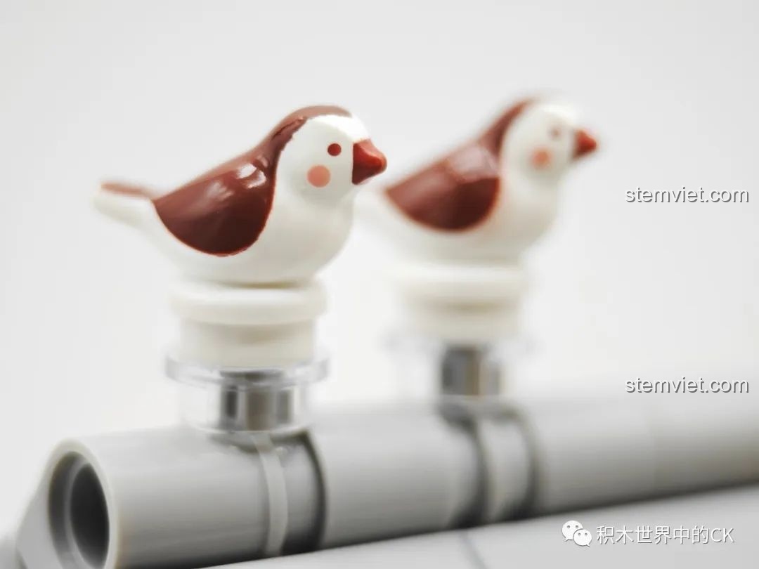 Chi tiết hai chú chim nhỏ trên mái nhà của mô hình Wekki 516413 Phòng khách của Maruko.