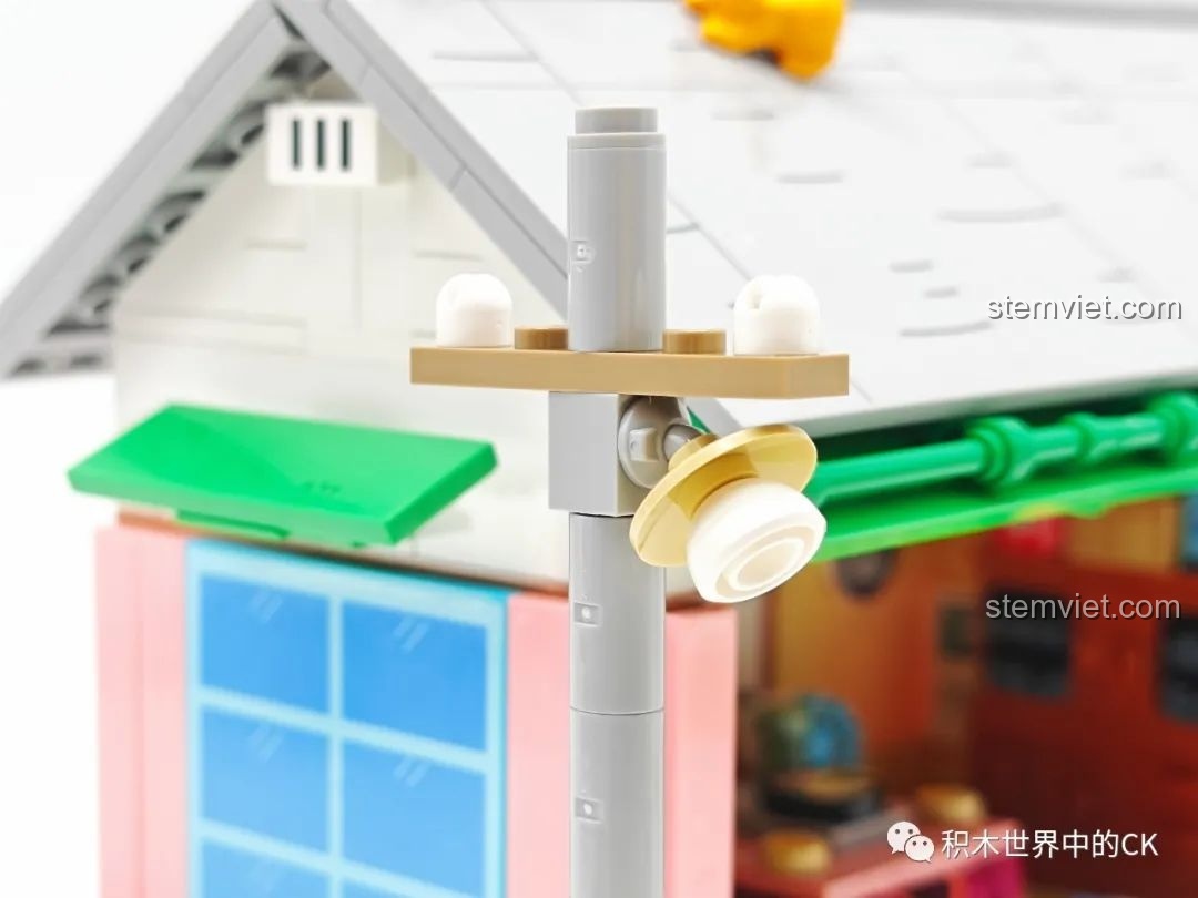 Chi tiết đèn đường và các phụ kiện trên cột điện của mô hình Wekki 516413 Phòng khách của Maruko.