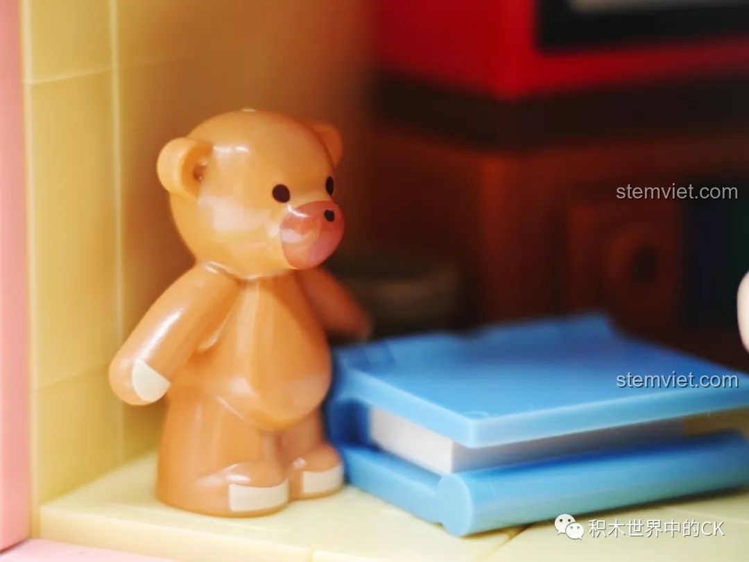 Chi tiết chú gấu bông nhỏ trong phòng khách của mô hình Wekki 516413 Phòng khách của Maruko.