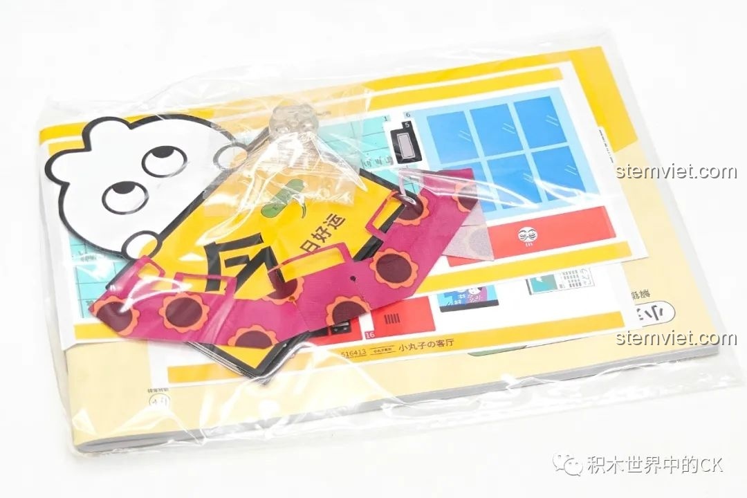 Sách hướng dẫn và bộ sticker đi kèm bộ lắp ghép Wekki 516413 Phòng khách của Maruko, giúp trang trí mô hình.