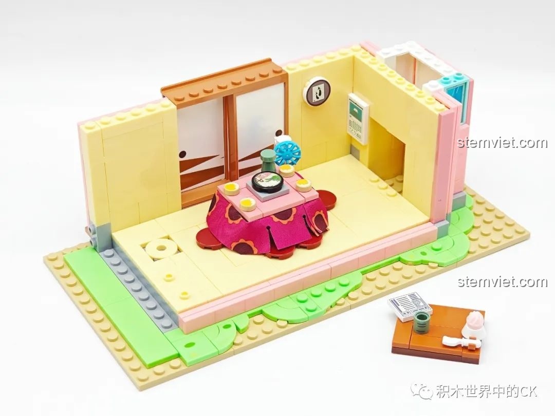 Quá trình lắp ghép bộ đồ chơi Wekki 516413 Phòng khách của Maruko, đang xây dựng nền và tường.